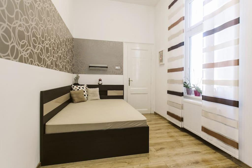 Lovely Purplish Apartment Heart Of The City Budapest Exterior foto