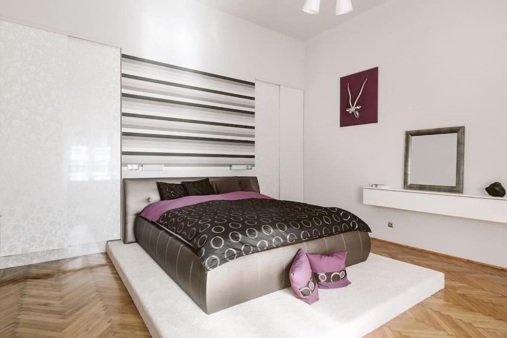 Lovely Purplish Apartment Heart Of The City Budapest Exterior foto